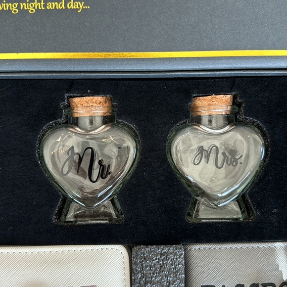 Chelmon Mr. And Mrs. Passport holders, luggage tags, frame, sand keeper nwt - Picture 3 of 6